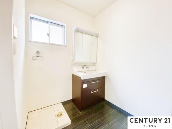 【独立洗面台】 | 清潔感のある洗面所です。鏡も大きく使い勝手の良い洗面化粧台です。