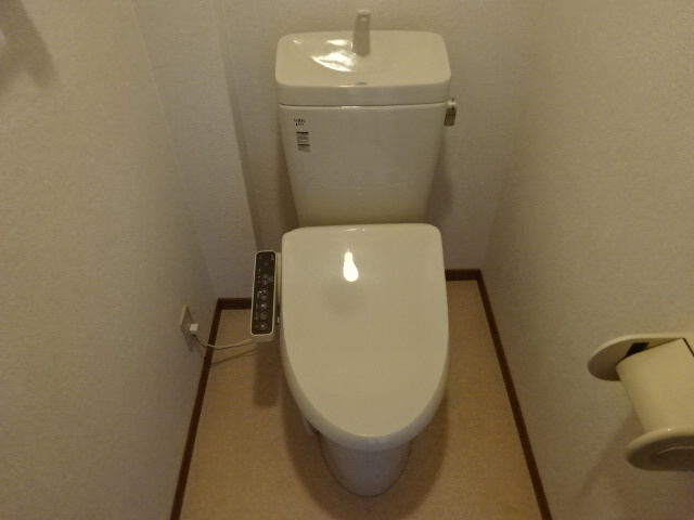 三木市加佐の賃貸マンションのトイレ
