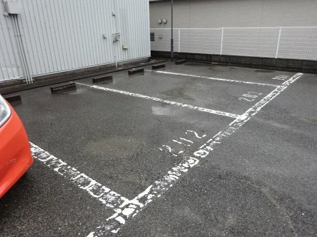 三木市加佐の賃貸マンションの駐車場