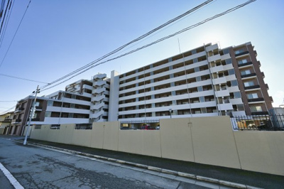 【外観】 | ゼファー太田本町プリンシア　2階3LDK | 北側外観です。前面道路が広く交通量も少ないので車の出し入れも安心です。