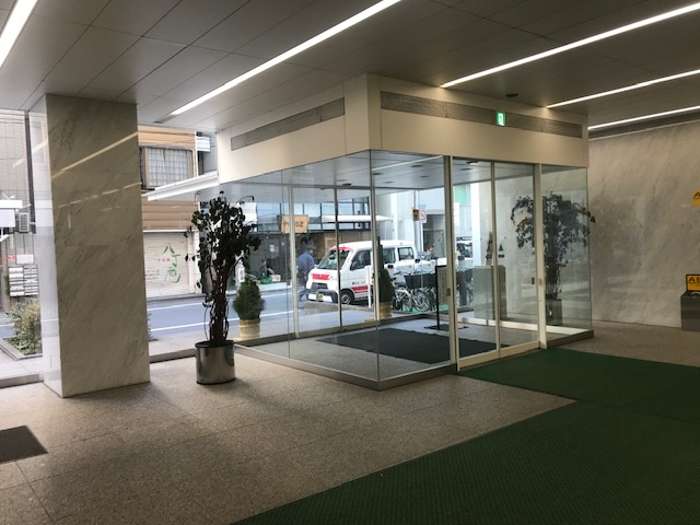 八丁堀岡谷ビルのエントランス