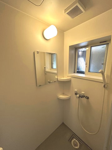 東竹屋町戸建の浴室|落ち着いた空間のお風呂です