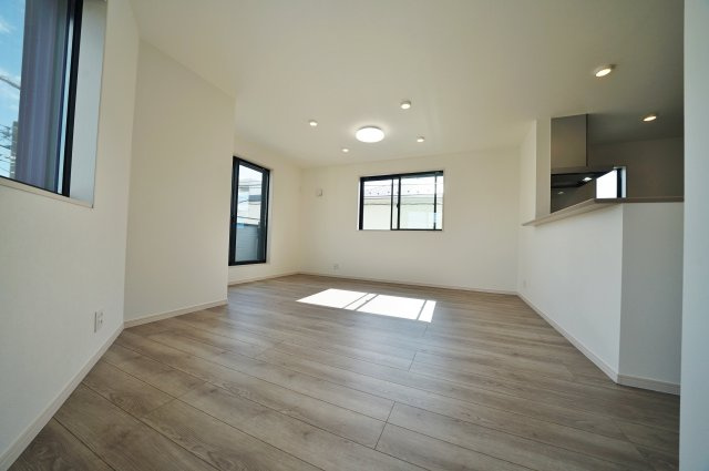 【横浜市旭区鶴ケ峰1丁目39-1新築戸建て】★仲介手数料無料★（鶴ケ峰小学校・西谷中学校）の居間・リビング