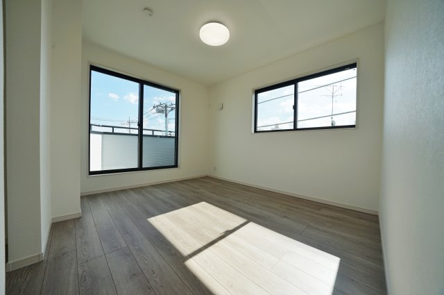【横浜市旭区鶴ケ峰1丁目39-1新築戸建て】★仲介手数料無料★（鶴ケ峰小学校・西谷中学校）の洋室
