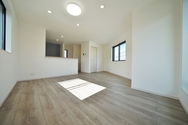 【横浜市旭区鶴ケ峰1丁目39-1新築戸建て】★仲介手数料無料★（鶴ケ峰小学校・西谷中学校）の居間・リビング
