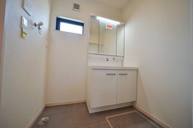 【横浜市旭区鶴ケ峰1丁目39-1新築戸建て】★仲介手数料無料★（鶴ケ峰小学校・西谷中学校）の独立洗面台