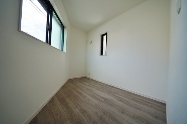 【横浜市旭区鶴ケ峰1丁目39-1新築戸建て】★仲介手数料無料★（鶴ケ峰小学校・西谷中学校）の洋室