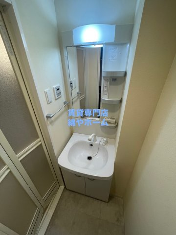 Luxe難波西Ⅲの独立洗面台|朝の支度にも助かる、独立の洗髪洗面化粧台