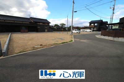 【前面道路含む現地写真】 | リーブルガーデン防府市仁井令第７（２号棟） | 明るい日差しが差し込む現地。車もゆったり駐めることが出来ます。ぜひ現地をご覧下さい。
