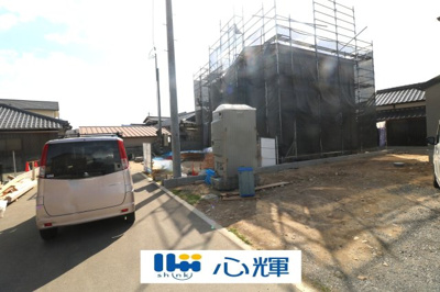 【前面道路含む現地写真】 | リーブルガーデン防府市仁井令第７（３号棟） | 現地（2025年3月7日撮影）室内工事中です。
整備された道路に面する現地は、コミュニティー以外の方々の出入りも少なく、お車の出し入れも楽々です。