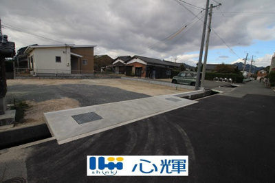 【前面道路含む現地写真】 | リーブルガーデン防府市桑南１丁目（１号棟） | 現地(2024年11月18日撮影)
明るい日差しが差し込む現地。車もゆったり駐めることが出来ます。ぜひ現地をご覧下さい。
