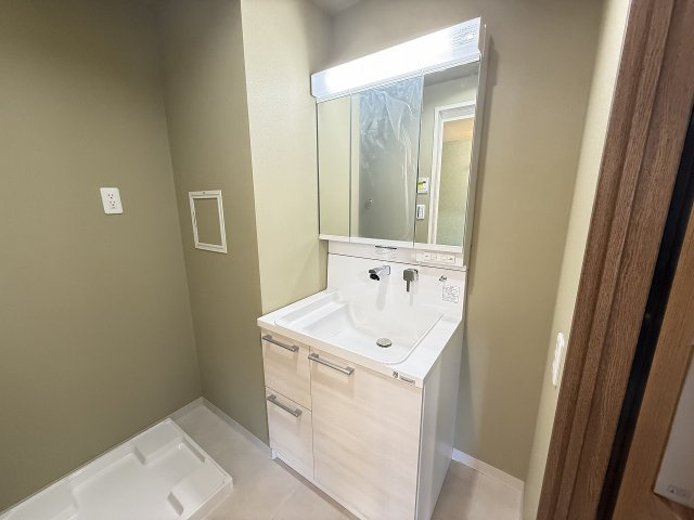 ドミール八王子の独立洗面台|～新規交換済、３面鏡付きの独立洗面台　細々している物をスッキリ収納出来ます～