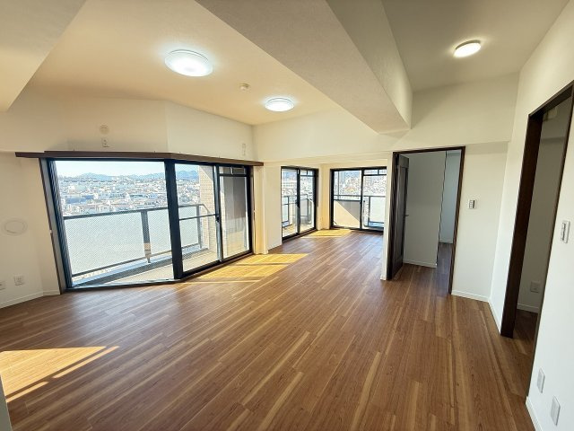 ドミール八王子の居間・リビング|～17.7帖の明るく開放感のあるLDK、家族団欒の時間をお過ごしいただけます～