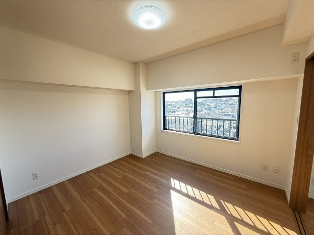 ドミール八王子の寝室|～リビングに隣接している6.0帖の洋室です～