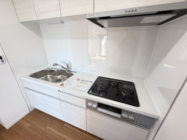 ドミール八王子のキッチン|～３口コンロと広い調理台でお料理が捗ります～