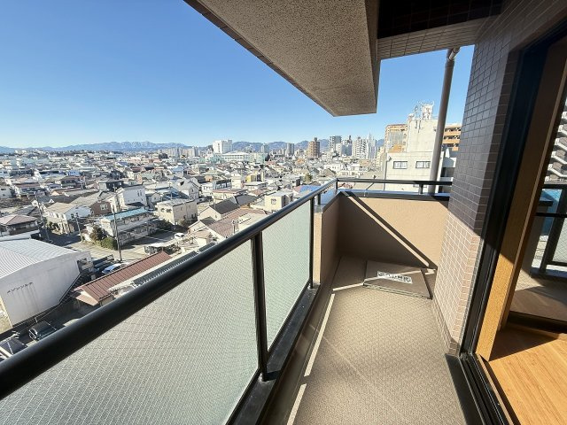 ドミール八王子のバルコニー|～南から西にかけてのL字型バルコニー～