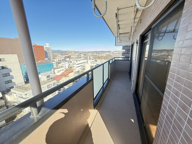 ドミール八王子のバルコニー|～南から西にかけてのL字型バルコニー～