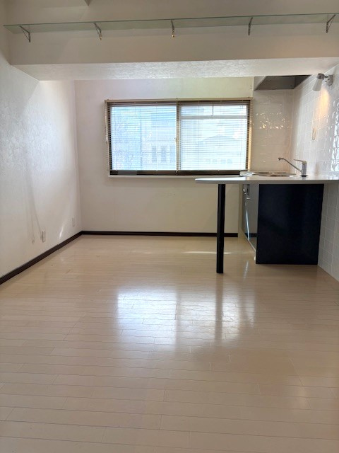 ◆駅まで徒歩４分◆２００７年３月室内リフォーム歴ありで美室◆開放感のある１ＬＤＫ◆コーポ円座のキッチン|キッチン