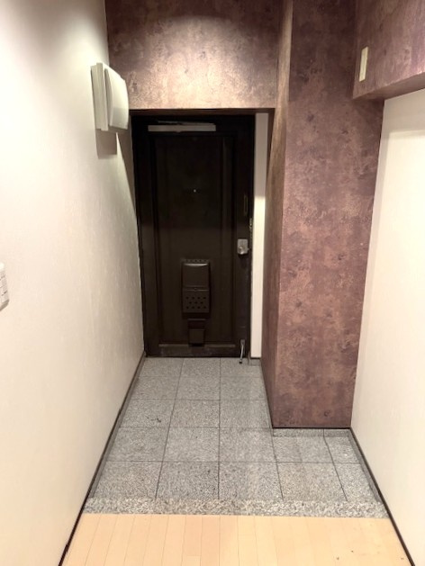 ◆駅まで徒歩４分◆２００７年３月室内リフォーム歴ありで美室◆開放感のある１ＬＤＫ◆コーポ円座の玄関|玄関