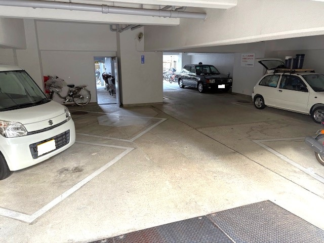 ◆駅まで徒歩４分◆２００７年３月室内リフォーム歴ありで美室◆開放感のある１ＬＤＫ◆コーポ円座の駐車場|駐車場