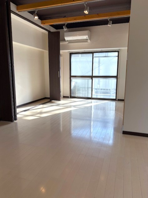 ◆駅まで徒歩４分◆２００７年３月室内リフォーム歴ありで美室◆開放感のある１ＬＤＫ◆コーポ円座の居間・リビング|リビングダイニング