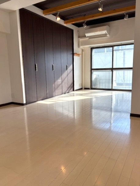 ◆駅まで徒歩４分◆２００７年３月室内リフォーム歴ありで美室◆開放感のある１ＬＤＫ◆コーポ円座の居間・リビング|リビングダイニング