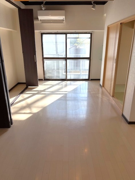 ◆駅まで徒歩４分◆２００７年３月室内リフォーム歴ありで美室◆開放感のある１ＬＤＫ◆コーポ円座の居間・リビング|リビングダイニング