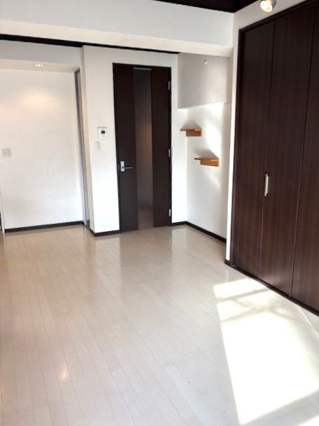 ◆駅まで徒歩４分◆２００７年３月室内リフォーム歴ありで美室◆開放感のある１ＬＤＫ◆コーポ円座の居間・リビング|リビングダイニング