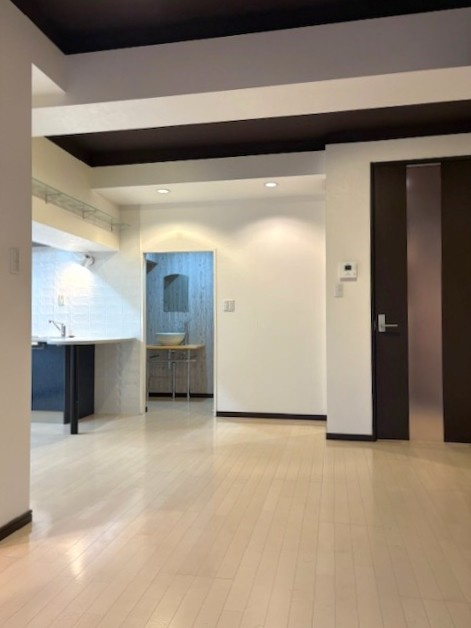 ◆駅まで徒歩４分◆２００７年３月室内リフォーム歴ありで美室◆開放感のある１ＬＤＫ◆コーポ円座の居間・リビング|リビングダイニング