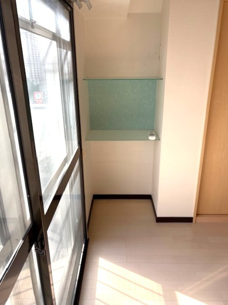 ◆駅まで徒歩４分◆２００７年３月室内リフォーム歴ありで美室◆開放感のある１ＬＤＫ◆コーポ円座のその他|棚