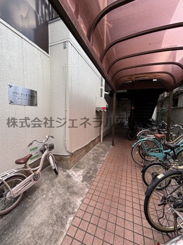 フリーディオ大和田のエントランス