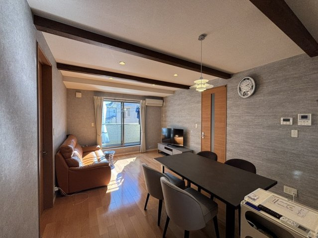 光の森　店舗付き住宅の居間・リビング