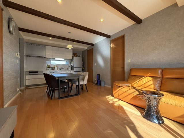 光の森　店舗付き住宅の居間・リビング