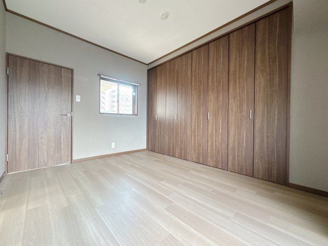 【洋室】 | グランピアマンション箱崎Ⅷ☆仲介手数料無料☆ | そりゃ部屋によっては方位もあるし、光の差し込みが弱いことだってあるさ。だけどなんとか多く光を取り込もうと、工夫を凝らしたのは優しさなんですよ。