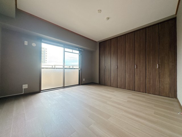 【洋室】 | グランピアマンション箱崎Ⅷ☆仲介手数料無料☆ | 一人ひとり快適な空間は違うからこそ、家具の配置もアレンジしやすいシンプルなデザインに。