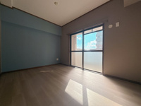 【洋室】 | グランピアマンション箱崎Ⅷ☆仲介手数料無料☆ | バルコニーから入る陽射しが包み込むこの場所は子供部屋や主寝室に最適です.