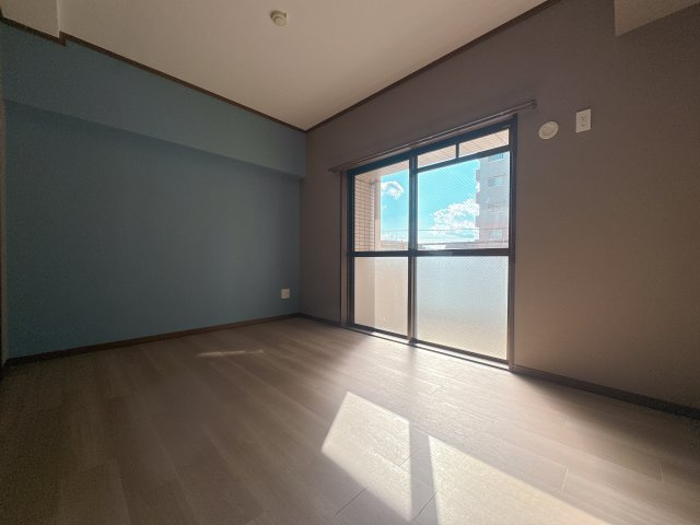 【洋室】 | グランピアマンション箱崎Ⅷ☆仲介手数料無料☆ | バルコニーから入る陽射しが包み込むこの場所は子供部屋や主寝室に最適です.