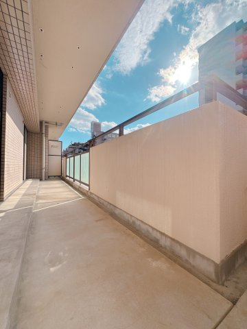 【バルコニー】 | グランピアマンション箱崎Ⅷ☆仲介手数料無料☆ | この日当たりに、この広さ。洗濯物を干すのが楽しくなるなんて♪