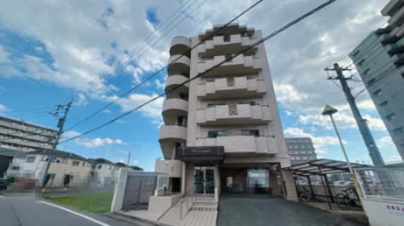 【外観】 | グランピアマンション箱崎Ⅷ☆仲介手数料無料☆ | 青空にも夕焼けにも映える、そんなたたずまい。ここで新生活スタートさせてみませんか♪