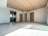 【居間・リビング】 | グランピアマンション箱崎Ⅷ☆仲介手数料無料☆ | ゆっくりくつろげるLDKは大きな窓からたっぷりの日差しが取り込める心地の良い空間。