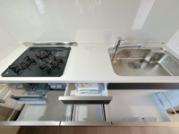 【キッチン】 | グランピアマンション箱崎Ⅷ☆仲介手数料無料☆ | キッチン横に窓有ります。マンションでは少ないですよ。換気は勿論、光を取り入れて明るいので、調理中もテンション上がりそうです。