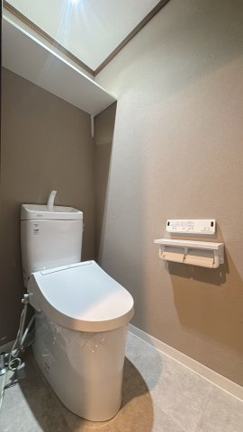 【トイレ】 | グランピアマンション箱崎Ⅷ☆仲介手数料無料☆ | 清潔感のある温水洗浄付きトイレ。少しの時間でもゆっくり過ごしていただけるよう、飽きの来ないスタイリッシュなデザインに仕上げました。