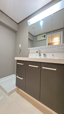 【独立洗面台】 | グランピアマンション箱崎Ⅷ☆仲介手数料無料☆ | １日の始まりを迎える、この場所。大きな鏡と明るい照明が、眠たい朝も優しく包みます。
シャンプードレッサー仕様で、落ちた髪の毛を流すのもラクチン♪