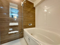 【浴室】 | グランピアマンション箱崎Ⅷ☆仲介手数料無料☆ | 木目調のワンポイントが浴室のもつ清潔感に「あたたかみ」を添えています。ゆっくりくつろいで♪