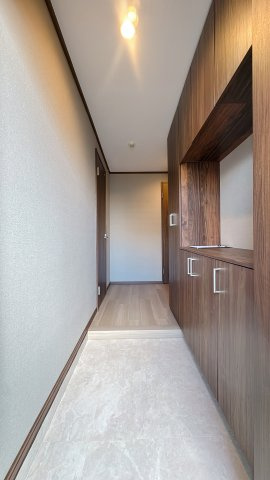 【玄関】 | グランピアマンション箱崎Ⅷ☆仲介手数料無料☆ | 温かな玄関があなたを迎えてくれます。安心して帰ってこれる場所がある、心安らぐ空間。収納もたっぷりです。