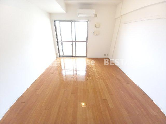 ベルフェリーク新神戸の居間・リビング