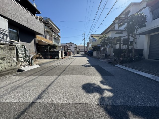 高知市小倉町の前面道路含む現地写真|西側から東向きを撮影。本物件が画像左側です。道路突き当りにフジグラン葛島店が見えます。