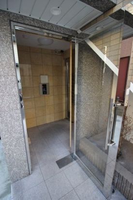 【エントランス】コンフィア神奈川新町 