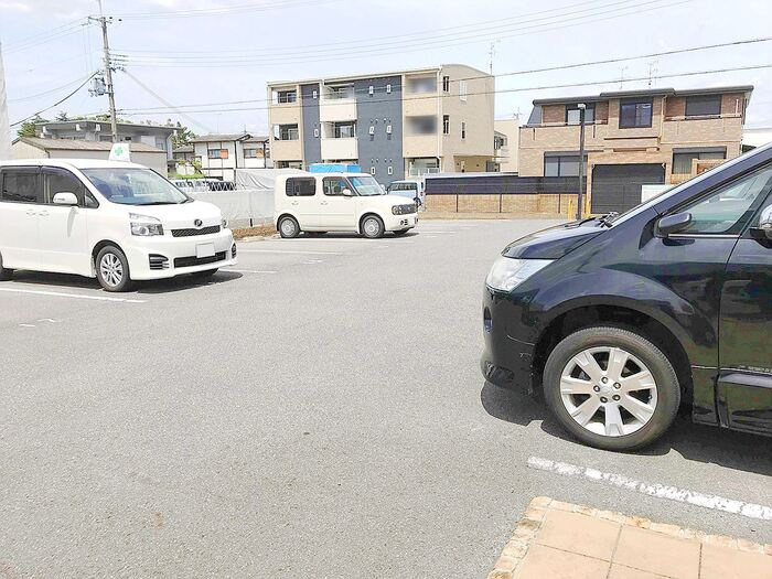 コム　アニモの駐車場