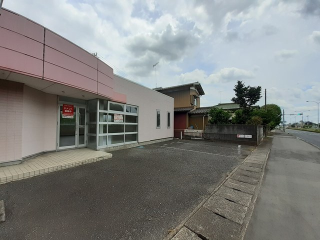 宍塚事務所の駐車場